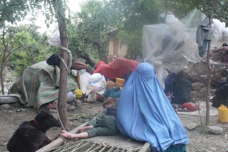 अफगानिस्तान :शरिया कानून की पाबंदी बनी संकट, मलबे में फंसी महिलाओं को नहीं बचा पा रहे राहतकर्मी