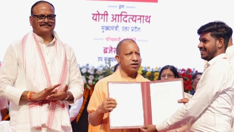 सीएम योगी ने लोकभवन में किया नियुक्ति पत्र का वितरण
