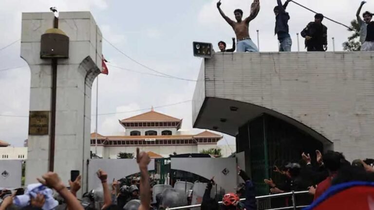 नेपाल में बवाल, प्रदर्शनकारियों और सुरक्षा बलों में झड़प; PM ओली ने बुलाई आपात बैठक