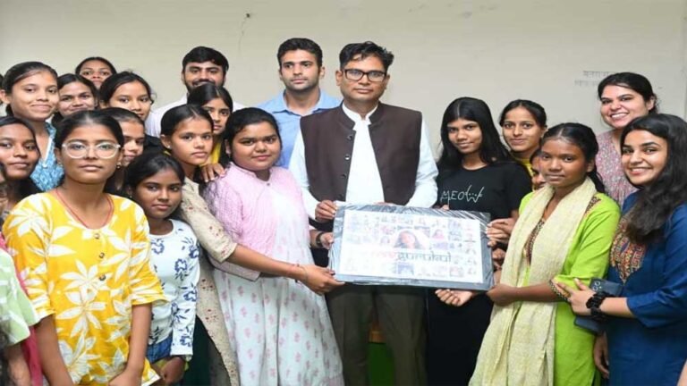 रायपुर: वित्त मंत्री ओ.पी. चौधरी ‘नवगुरुकुल’ पहुंचे, छात्राओं को दी आत्मविश्वास और सकारात्मक सोच की सीख