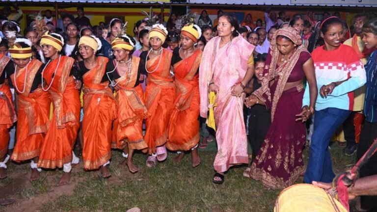 रायपुर: महिला एवं बाल विकास मंत्री श्रीमती राजवाड़े संबलपुर में करमा तिहार उत्सव में हुईं शामिल