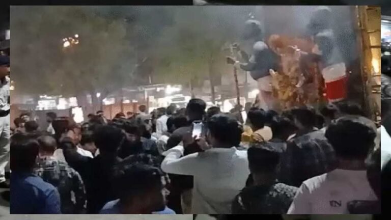 भोपाल में गणपति जुलूस पर हिंसा, जनता ने पुलिस थाने के बाहर किया प्रदर्शन