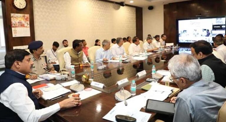 अधिकारी योजनाओं के क्रियान्वयन के लिये करें बेहतर प्रबंधन : मुख्यमंत्री डॉ. यादव