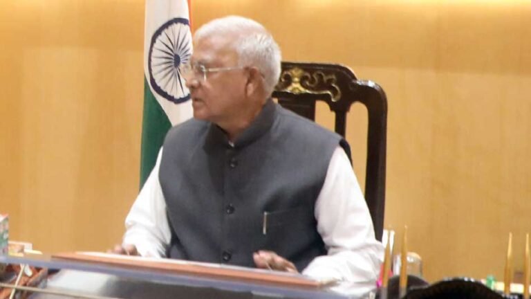 राज्यपाल पटेल ने हाट बाजारों में सिकल सेल और टीबी की स्क्रीनिंग कराने की दी सलाह
