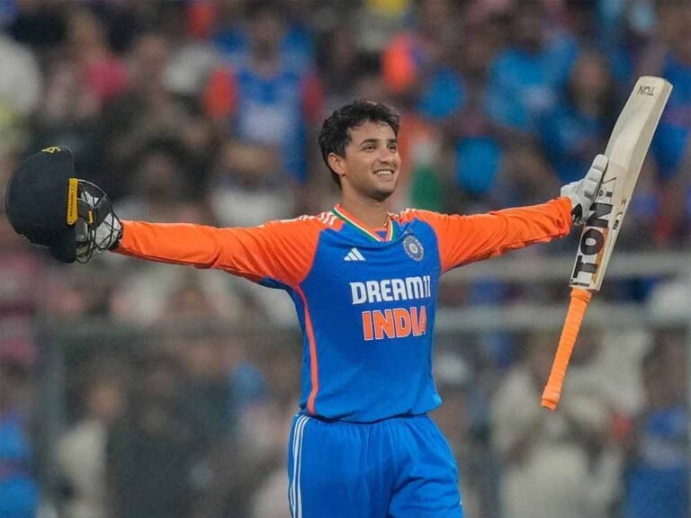 अभिषेक शर्मा ने पारी की शुरुआत में मारा छक्का, क्रिकेट की दुनिया में किया कमाल