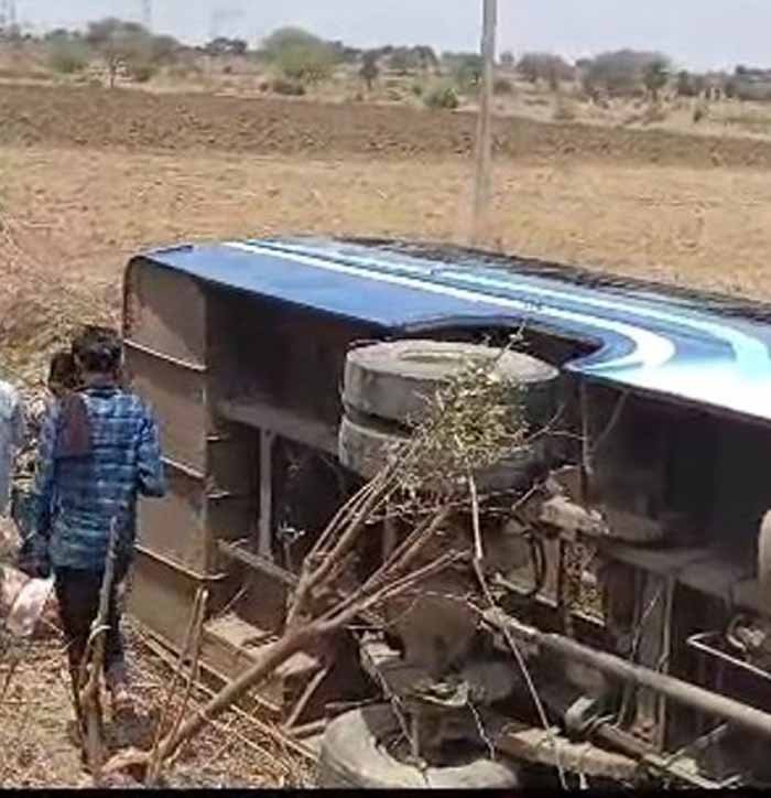 तीव्र गति ने मचाई तबाही: पन्ना में बस दुर्घटना, एक दर्जन घायल, महिला गंभीर