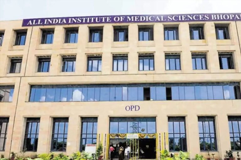 अब भोपाल AIIMS में लाइन में खड़े होने की जरूरत नहीं, मरीज पाएंगे तेज OPD पंजीकरण और त्वरित डॉक्टर से मिलने का मौका
