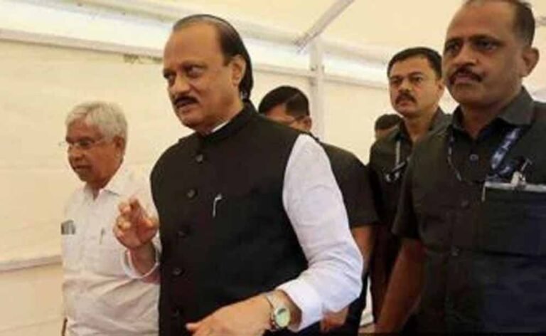 वीडियो वायरल: महिला IPS के सामने नंबर मांगते पकड़े गए अजित पवार, देना पड़ा सफाई