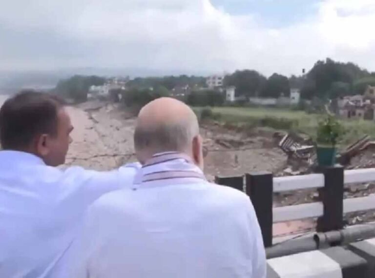 अमित शाह पहुंचे बाढ़ग्रस्त इलाके, पीड़ितों को हरसंभव मदद का आश्वासन