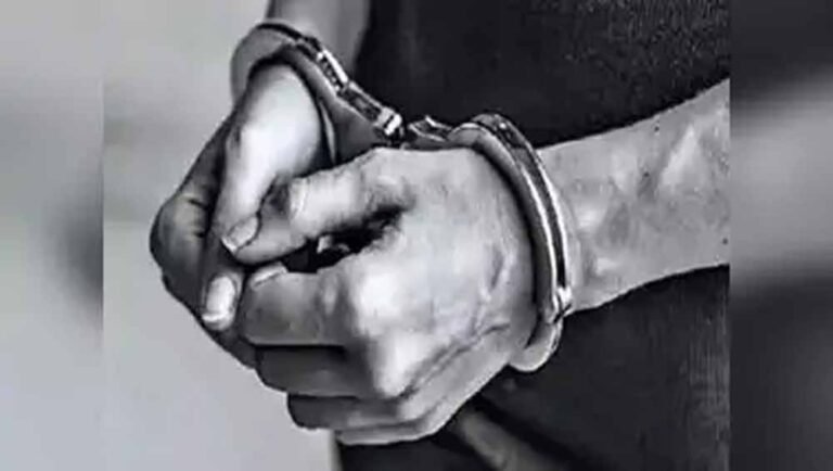 सदी पुरानी लाइसेंसी बंदूक की दुकान में गिरफ्तार तीन आरोपी, अवैध हथियारों का हुआ खुलासा