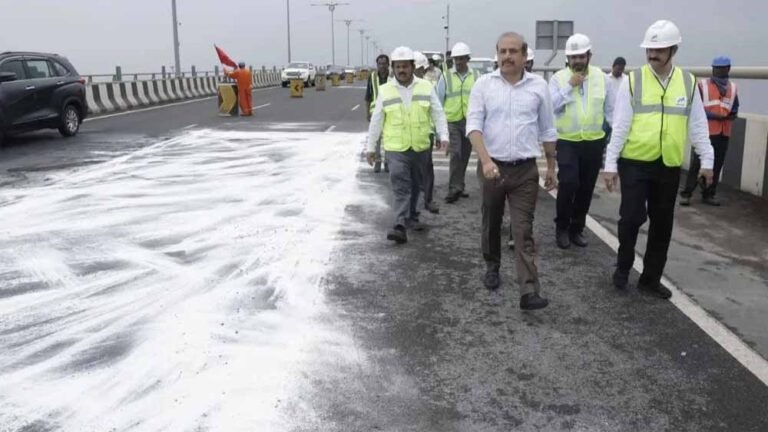 MMRDA का कड़ा कदम: अटल सेतु की खामियों पर ठेकेदार को 1 करोड़ का दंड, कांग्रेस ने उठाया सवाल