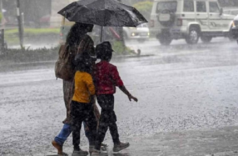 बाढ़ त्रासदी: मौतों का आंकड़ा 394, हजारों घर उजड़े