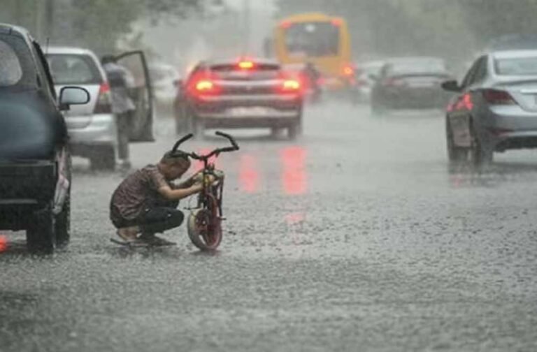 भारी बारिश से ठिठुरन बढ़ी, यूपी के 11 जिलों में अलर्ट जारी
