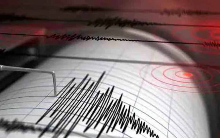 भूकंप से सिलीगुड़ी में हड़कंप, घरों और दफ्तरों से उमड़ी लोगों की भीड़