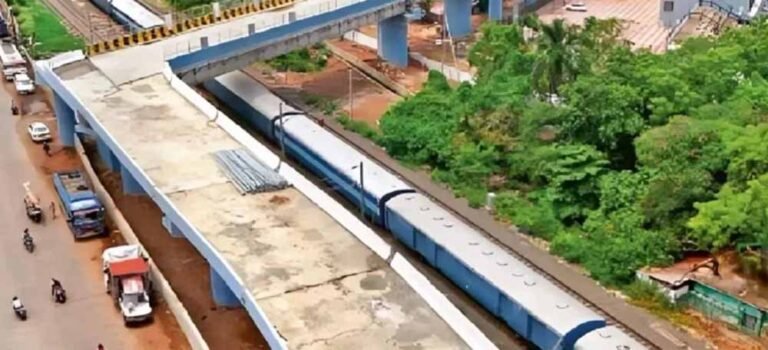 ब्रिज विवाद में हाईकोर्ट का कटाक्ष, जिम्मेदारों पर सवाल: किसी का तो सिर कटेगा