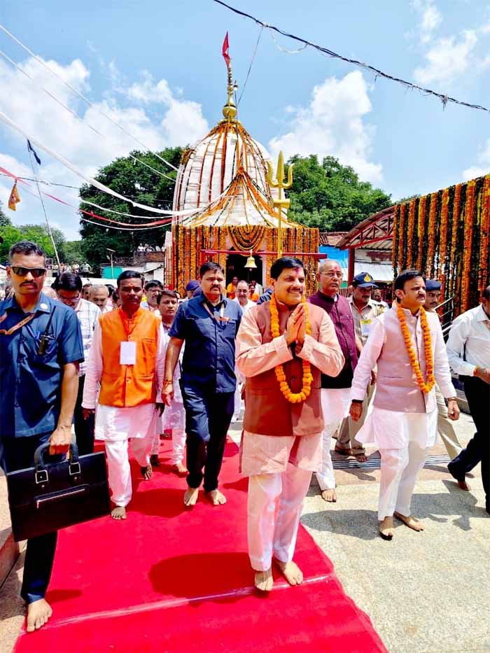 मुख्यमंत्री यादव ने मऊगंज जिले के देवतालाब शिव मंदिर में भगवान शिव के दर्शन कर पूजा-अर्चना की