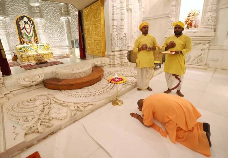 सीएम योगी ने हनुमानगढ़ी में लगाई हाजिरी, रामलला के श्रीचरणों में झुकाया शीश