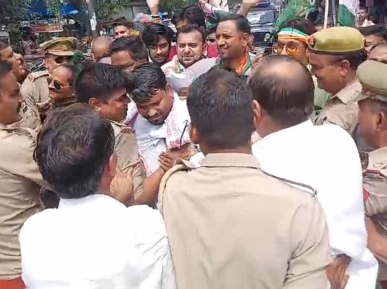 रास्ते में रुके कांग्रेस कार्यकर्ता, पुलिस के साथ हुई विवादित भिड़ंत