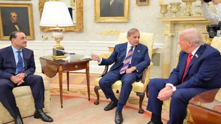 खुद को झुकाने को तैयार पाकिस्तान? शहबाज-मुनीर ने ट्रंप के सामने पेश किया खास तोहफा