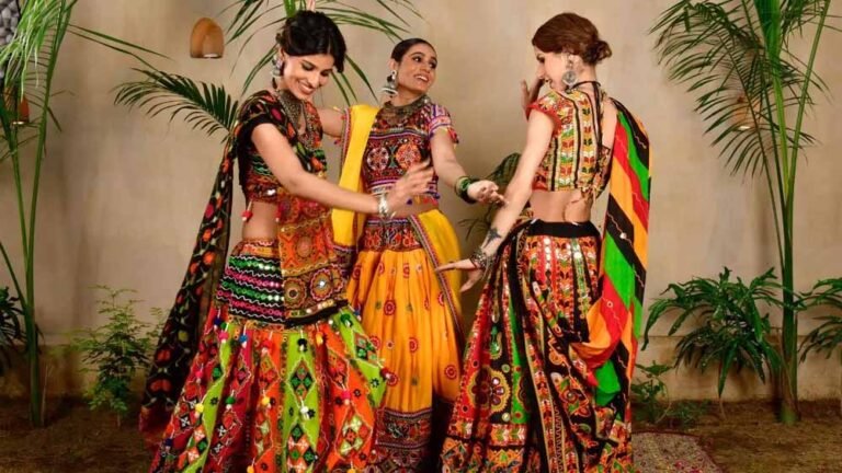 दरगाह के समीप गरबा पर बैन का बोर्ड, बढ़ा विवाद; दो नेताओं पर कार्रवाई