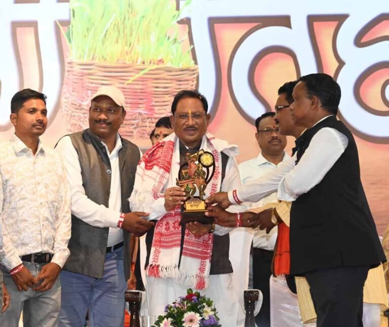 करमा तिहार के रंग में डूबा मुख्यमंत्री निवास