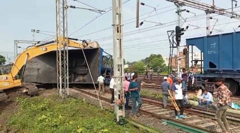 रेल ट्रैक पर भगदड़! कोतमा में मालगाड़ी की दो बोगियां पलटने से रेलवे संचालन प्रभावित
