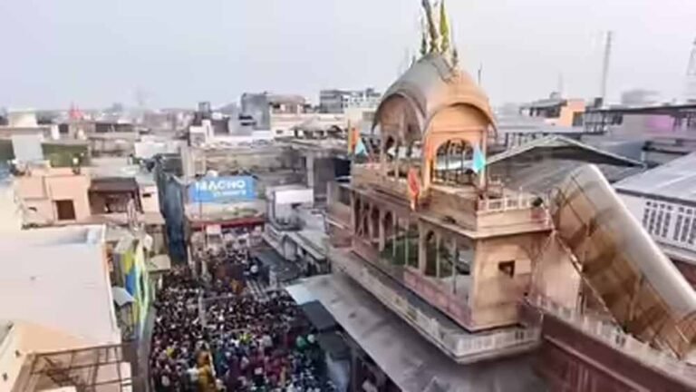 वार्षिक विवाद: बांके बिहारी मंदिर में दर्शन का समय बढ़ा, गोस्वामी समाज ने किया साइन पर आपत्ति जताई