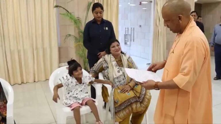 अपनी मां संग सीएम के पास पहुंची कानपुर की बच्ची