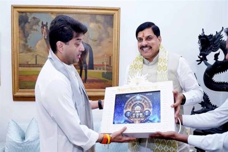 मुख्यमंत्री डॉ. यादव ने केंद्रीय मंत्री सिंधिया से मुलाक़ात कर भेंट की वैदिक घड़ी