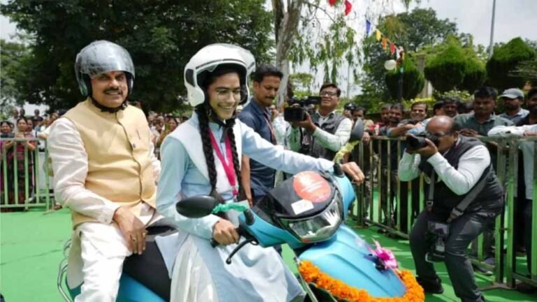 CM मोहन यादव का तोहफा: 7832 टॉपर्स को स्कूटी सहित पुरस्कार, बच्चों में खुशी की लहर