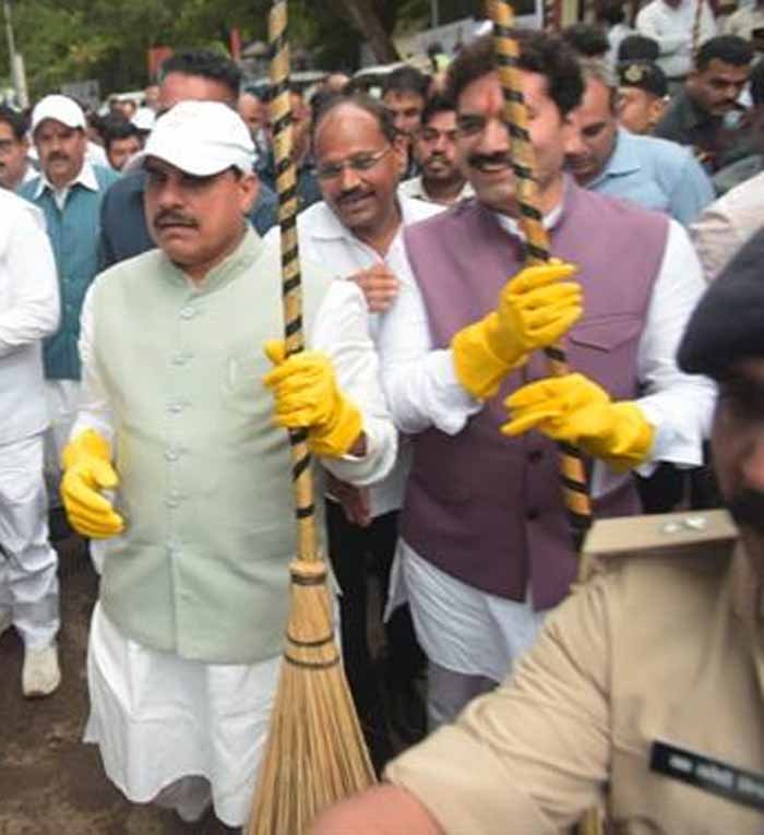 ई-वेस्ट कलेक्शन वाहनों को हरी झंडी दिखाकर किया रवाना