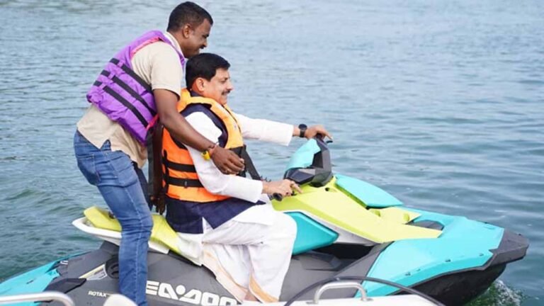 मुख्यमंत्री डॉ. यादव ने चंबल नदी में बोटिंग कर जेट स्काय की सवारी की
