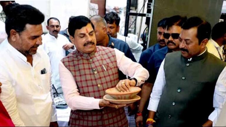 सभी को स्वदेशी संकल्प की शपथ दिलाई, स्वदेशी उत्पाद भी खरीदे