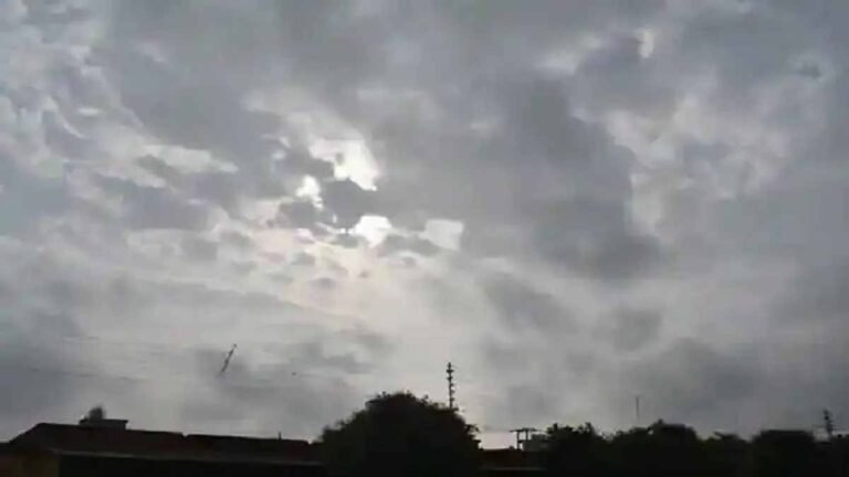 मौसम में बदलाव: कई जिलों में गहराए बादल, आज रात से भारी बारिश का अलर्ट जारी