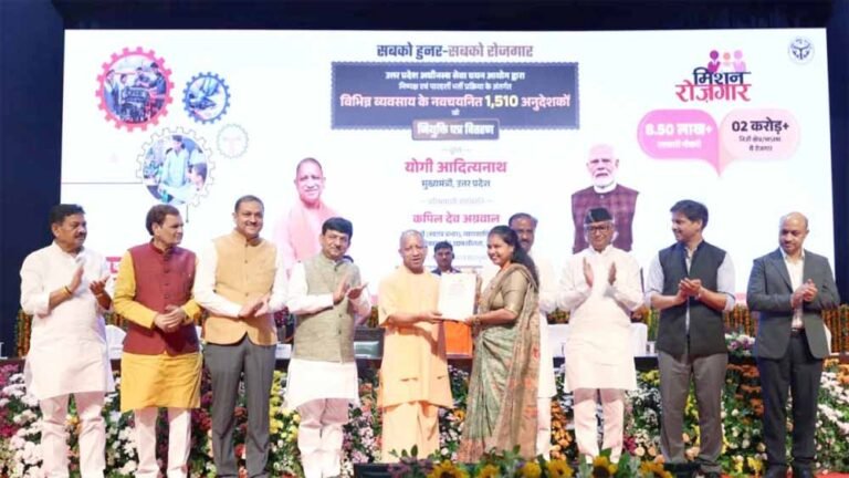 नियुक्ति पत्र पाकर खुश हुए शिक्षक, मुख्यमंत्री योगी ने की प्रेरक बातें