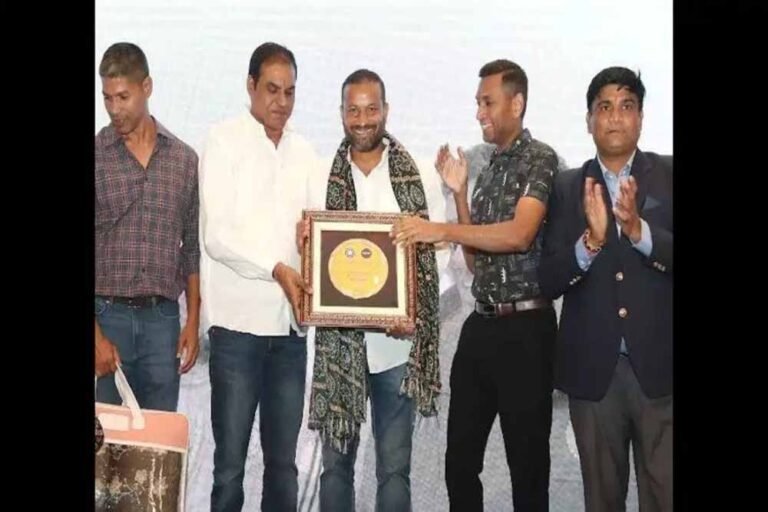 रविंद्र लाइफटाइम अचीवमेंट अवॉर्ड से सम्मानित