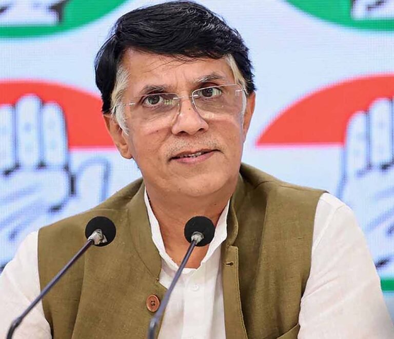 भाजपा के आरोप के बाद पवन खेड़ा पर कार्रवाई, EC के नोटिस पर कांग्रेस नेता का पलटवार