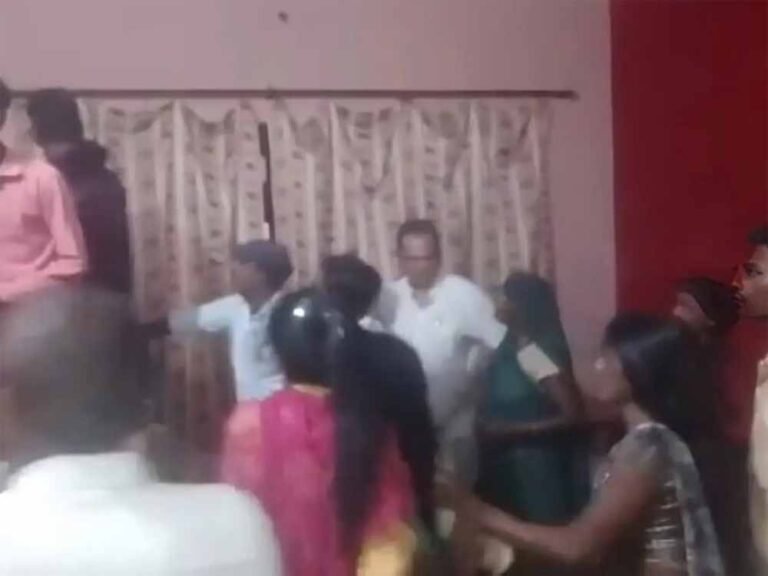 पति की जान पर आया संकट, समोसा न मिलने पर पत्नी और परिजन बन गए हमलावर
