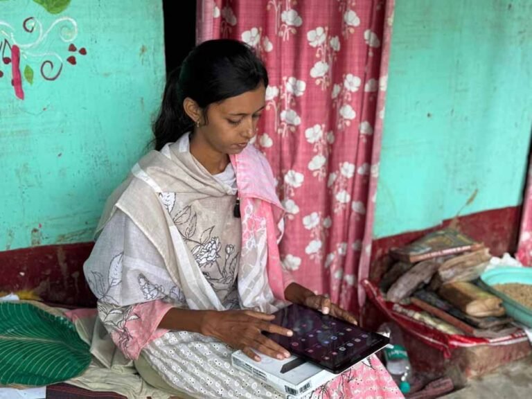 मुख्यमंत्री की पहल पर पूनम को मिली पुस्तकें और नया टेबलेट