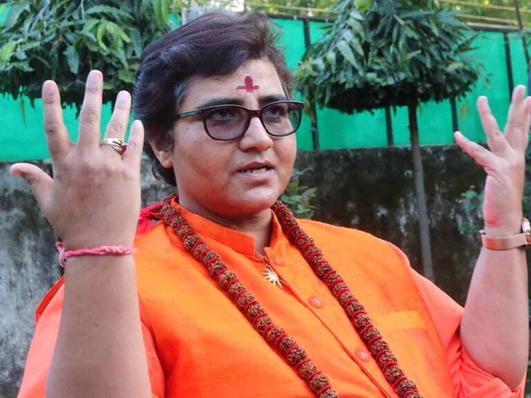 भोपाल में मंच से कहा—’गैर‑हिंदुओं से प्रसाद मत खरीदो, मिले तो उन्हें सबक सिखाओ’ : साध्वी प्रज्ञा की टिप्पणी.