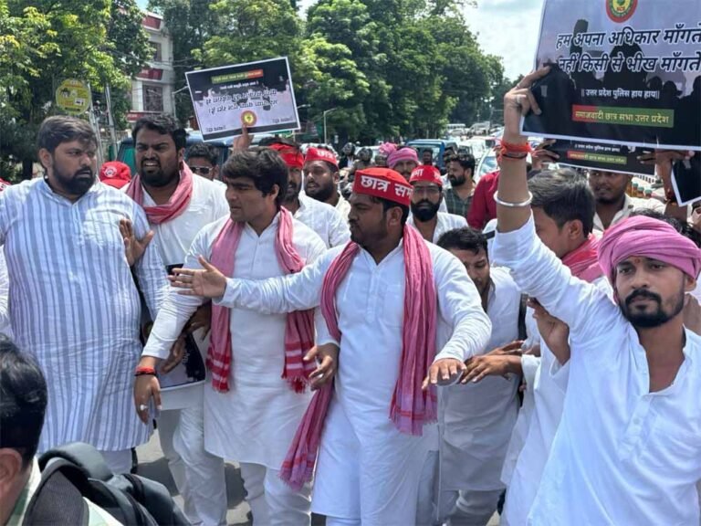 लॉ छात्रों के साथ हो रही धोखाधड़ी के खिलाफ राजभवन का किया घेराव