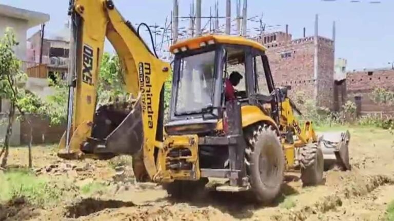 सरकारी जमीन पर कार्रवाई: संभल में बुलडोजर से हटाया सपा विधायक का कब्जा