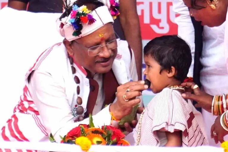 मुख्यमंत्री साय का आत्मीय और वात्सल्यपूर्ण व्यवहार : नन्ही बच्ची भूमिका बघेल को दुलारते हुए खिलाया महुआ लड्डू