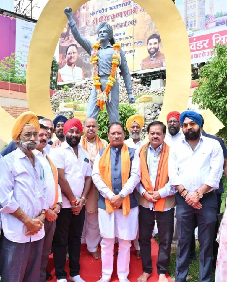 भगत सिंह की प्रतिमा पर मुख्यमंत्री ने अर्पित किया पुष्पहार, भावुक पल देखिए