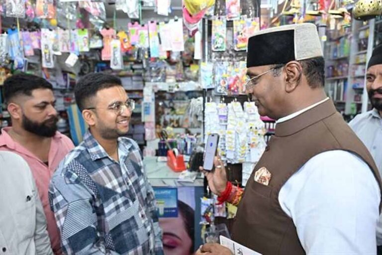 प्रधानमंत्री मोदी के आहवान पर दुकानदारों ने शुरू किया स्वदेशी जागरण अभियान