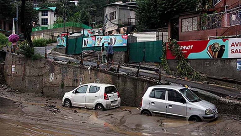 भारी बारिश से तबाही: हिमाचल में सैकड़ों सड़कें ठप, 215 लोगों की जान गई