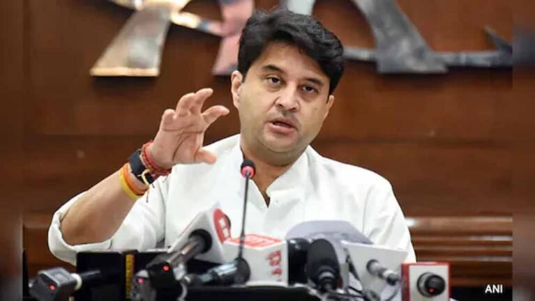 राजनीति में उठा हलचल: पिता की पुण्यतिथि में न दिखे Jyotiraditya Scindia