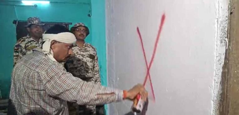 बरेली में पोस्टर विवाद बढ़ा तनाव, नगर निगम ने 38 दुकानों पर कसा शिकंजा