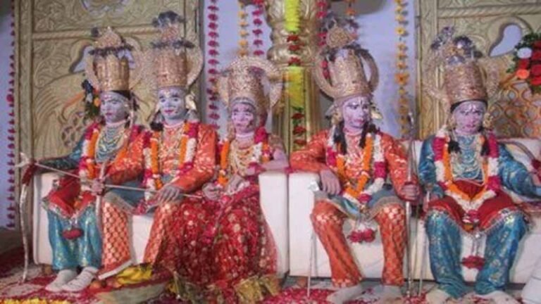 अनोखी परंपरा: प्रयागराज की रामलीला में भगवान राम का 120 साल पुराने सिंहासन पर बैठना जारी