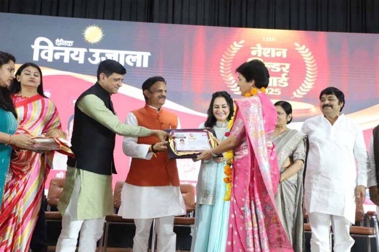 नेशन बिल्डर अवॉर्ड समारोह में उप मुख्यमंत्री हुए शामिल, युवा पीढ़ी से नशे से दूर रहने का आहवान किया